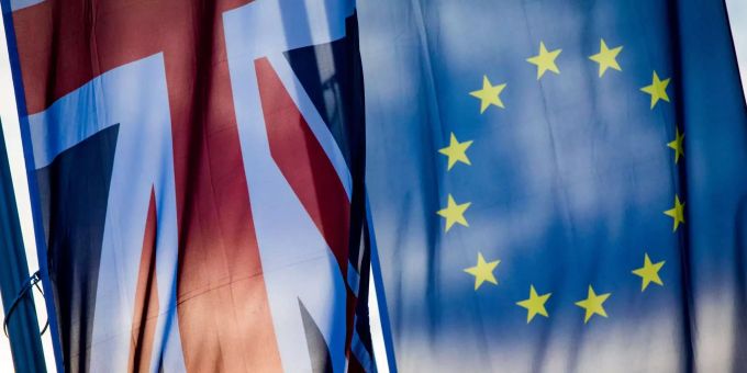 Eine britische und eine EU-Fahne hängen an einem Produktionsstandort der Tochtergesellschaft eines britischen Unternehmens. Eine britische und eine EU-Fahne hängen an einem Produktionsstandort der Tochtergesellschaft eines britischen Unternehmens.