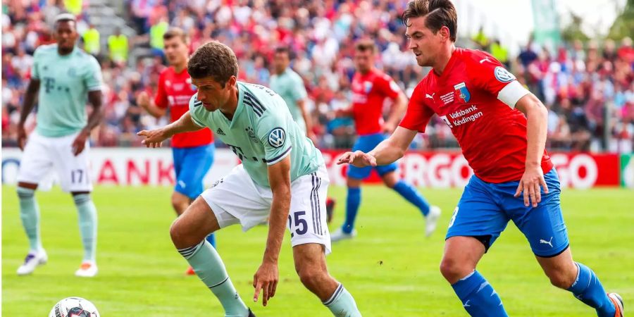 Bayerns Thomas Müller (links) im Kampf um den Ball gegen Soeren Behrmann (rechts) des SV Drochtersen Assel.