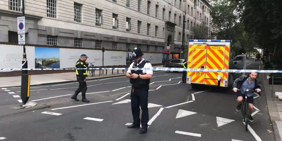 Mehrere Krankenwagen stehen in London im Einsatz.