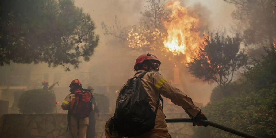 Nach dem Norden auch noch der Süden: Griechische Feuerwehrleute kämpfen in der Nähe von Athen gegen die Flammen.