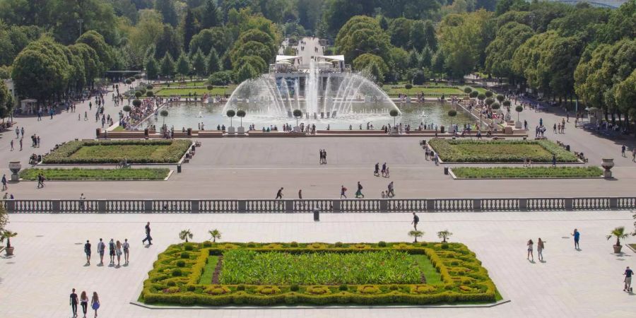 Besucher spazieren durch den Gorki-Park. Im weltbekannten Moskauer Gorki-Park wollen die Betreiber trotz moderner Gestaltung weiter an sowjetischen Traditionen festhalten.