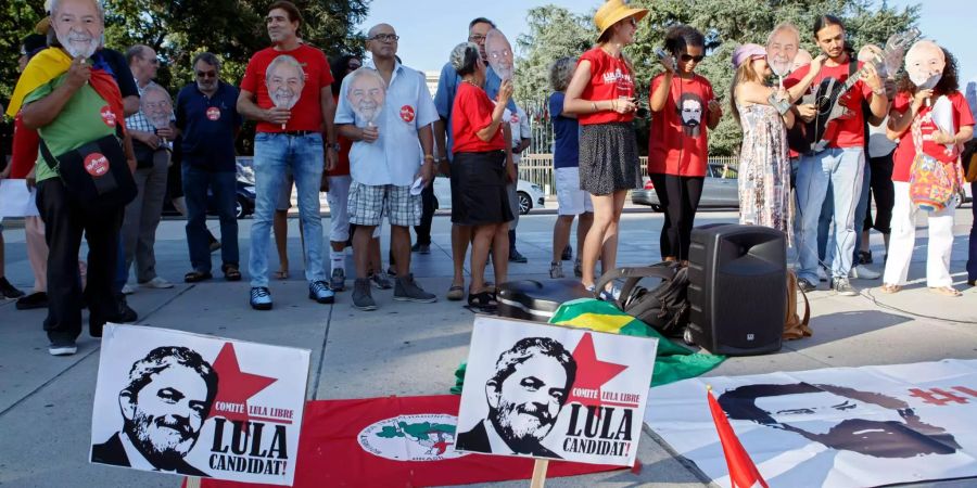 In der Schweiz lebende Brasilianer halten Porträts des ehemaligen Präsidenten Luiz Inácio Lula da Silva hoch, während einer Demonstration auf dem Place des Nations, gegenüber des UN-Hauptquartiers in Genf. Sie demonstrieren für Lulas Kandidatur bei den kommenden Präsidentschaftswahlen Brasiliens.