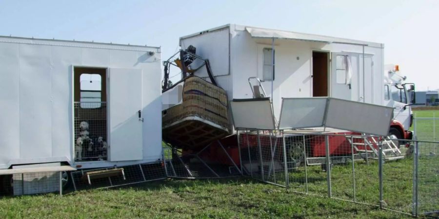 Heissluftballon auf Zaun vor abgestelltem Fahrzeug - zvg Kantonspolizei St. Gallen