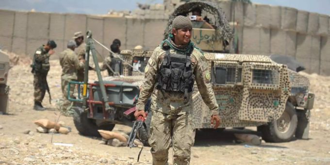 Ein afghanischer Soldat patrouilliert nach einem Angriff der Taliban. (Symbolbild) Ein afghanischer Soldat patrouilliert nach einem Angriff der Taliban. (Symbolbild)