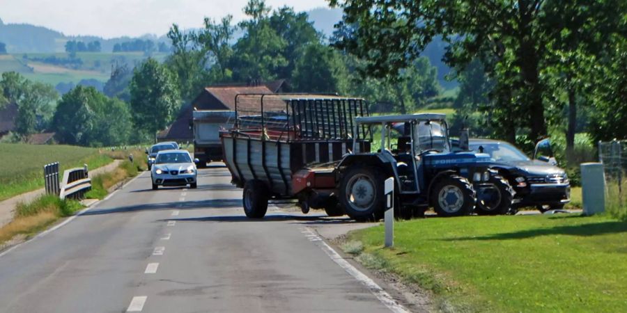 Auto und Traktor prallten zusammen.