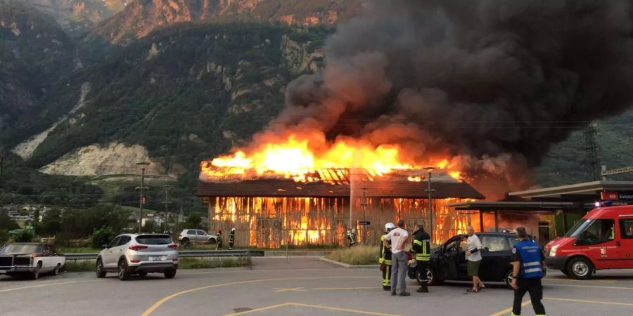 Das brennende Depot in Evionnaz VS.