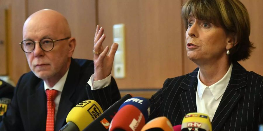 Der Kölner Polizeipräsident Uwe Jacob und die Oberbürgermeisterin Henriette Reker an der Pressekonferenz.