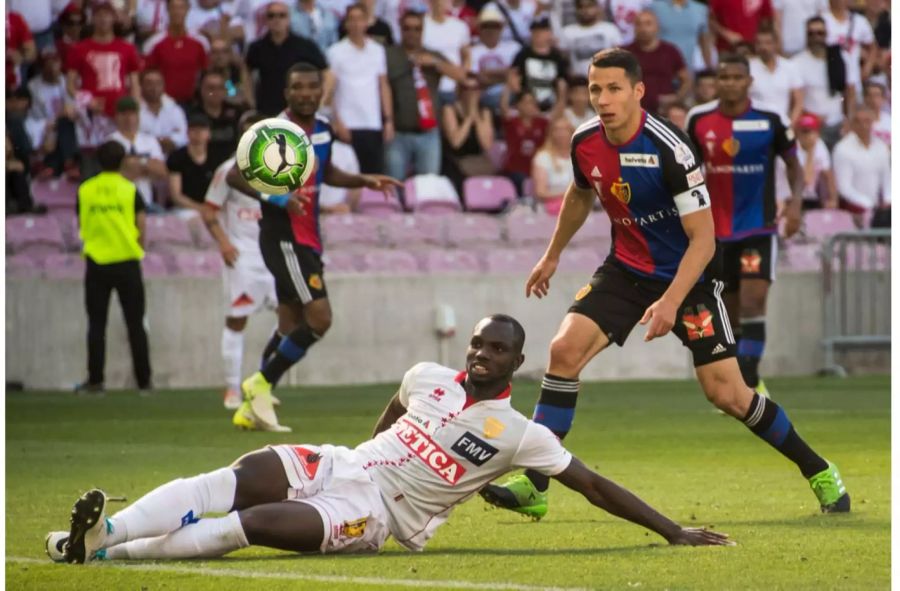 Ein Meistertitel des FC Basel ist beileibe keine Überraschung – gleich achtmal in Folge konnte der Serienmeister vom Rheinknie zuletzt auf dem «Barfi» feiern. Das Double in der vergangenen Saison bringt aber dennoch eine nicht mehr für möglich gehaltene Premiere mit sich: Dem FCB gelang es als erstes Team, den FC Sion in einem Cupfinal zu bezwingen. Damit endete eine jahrzehntelange Serie von 13 Finalteilnahmen und -siegen.