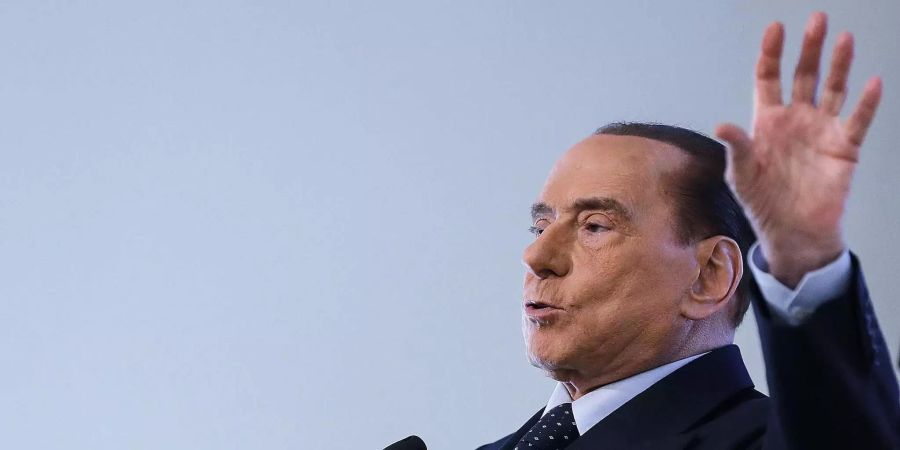 In Umfragen lag das Mitte-Rechts-Bündnis von Ex-Ministerpräsident Berlusconi vorne.