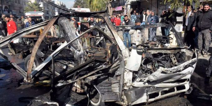 Eine explodierte Autobombe in der syrischen Stadt Homs, dabei kamen mindestens acht Menschen ums Leben. Eine explodierte Autobombe in der syrischen Stadt Homs, dabei kamen mindestens acht Menschen ums Leben.