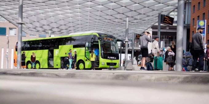 Bahnkunden steigen in Frankreich auf Flixbus um. Bahnkunden steigen in Frankreich auf Flixbus um.