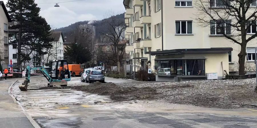 An der Kreuzung Wabernstrasse und Friedheimweg klafft ein Loch.