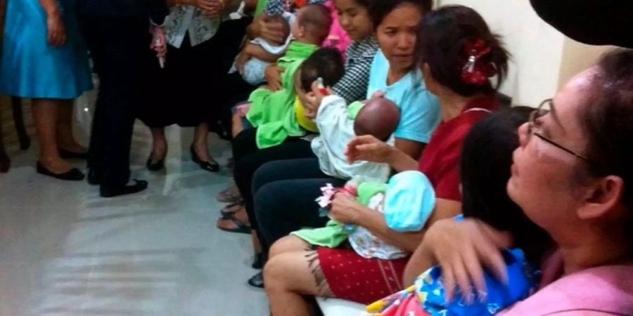 Nannies halten die Babies von Shigeta (Archiv).