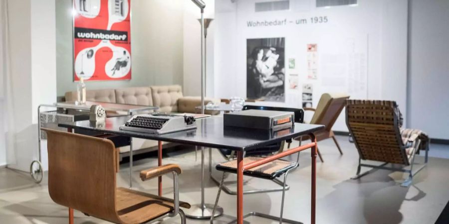 Die Ausstellung «Ideales Wohnen» schliesslich öffnet den Blick in sieben Musterzimmer, Wohnstuben der letzten hundert Jahre.