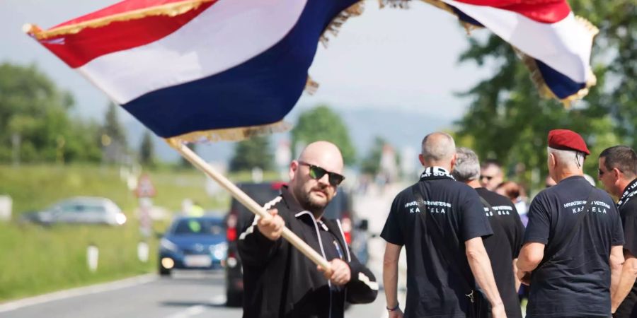 Rund 10'000 versammelten sich auf dem Loibacher Feld in Österreich zu Gedenken der Opfer von Gräueltaten kommunistischer Einheiten. Ein umstrittener Anlass.