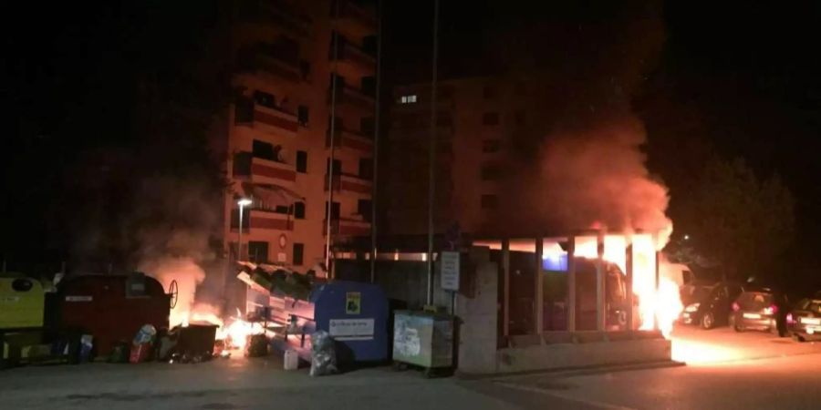 In Villars-sur-Glâne FR sind in der Nacht auf Sonntag ein Container und zwei Schulbusse ausgebrannt.