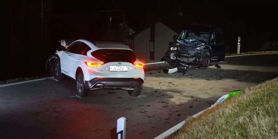 Bilder der Frontalkollision in Niederdorf BL am Abend des 26. März.