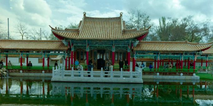 Der Chinagarten in Zürich wurde 1994 eröffnet. Ein Geschenk der chinesischen Stadt Kunming an die Limmatstadt. Der Chinagarten in Zürich wurde 1994 eröffnet. Ein Geschenk der chinesischen Stadt Kunming an die Limmatstadt.