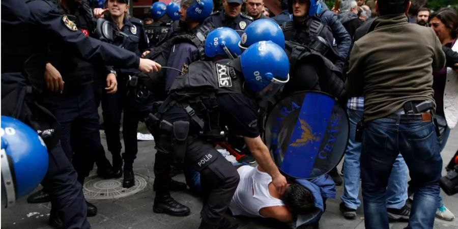 Die türkische Regierung geht immer wieder brutal gegen Regierungsgegener vor.