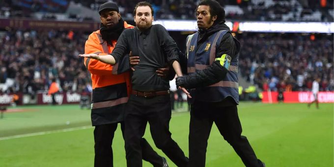 Eklat bei West-Ham-Niederlage - Fan stürmt den Platz mit Eckfahne