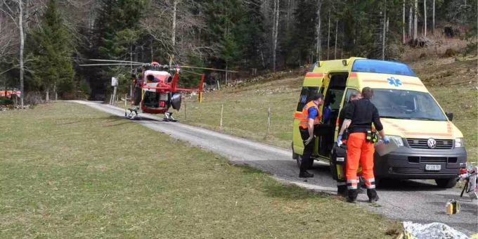 Die Verletzte musste mit der REGA ins Spital geflogen werden. Die Verletzte musste mit der REGA ins Spital geflogen werden.