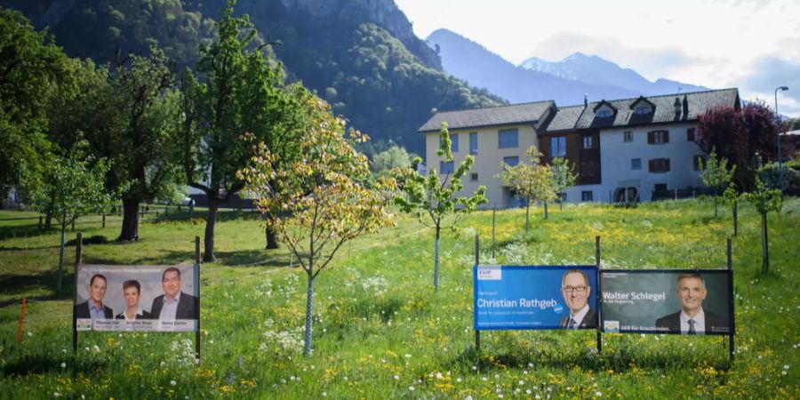 Ein Treffen auf der grünen Wiese. Wahlplakate des amtierenden Justiz- und Sicherheitsdirektors Christian Rathgeb (FDP) und dem aktuellen Polizeikommandanten Walter Schlegel (SVP).