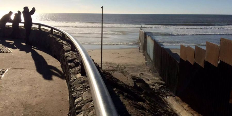 Migranten stürmten die Grenze in Tijuana.