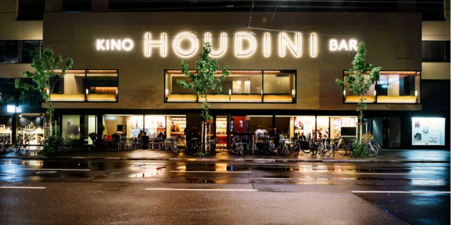 Das Houdini in Zürich bietet neben mehreren Kinosälen auch eine Bar. Es ist bestens mit dem ÖV errreichbar.