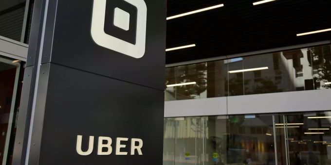 Bei einem Unfall mit einem autonom-fahrenden Auto von Uber verliert eine Person das Leben. Bei einem Unfall mit einem autonom-fahrenden Auto von Uber verliert eine Person das Leben.