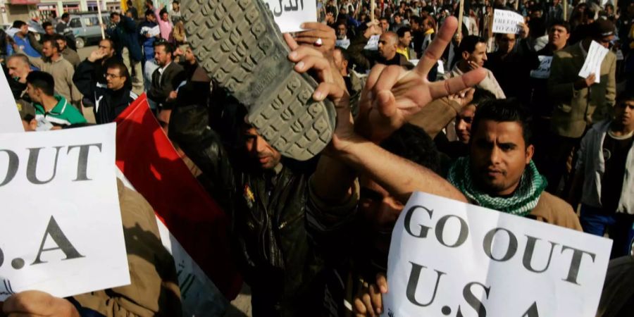 Nachdem al-Zaidi seine Schuhe nach George W.Bush warf, zogen zahlreiche Iraker ebenfalls ihre Schuhe aus um mit dem Journalist zu solidarisieren.