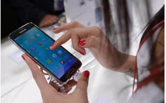 Samsung hat beim Handydesign bei Apple abgekupfert. Samsung hat beim Handydesign bei Apple abgekupfert.