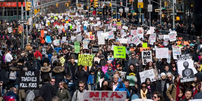 Zehntausende gingen in New York für stärkere Waffengesetze auf die Strasse. Zehntausende gingen in New York für stärkere Waffengesetze auf die Strasse.