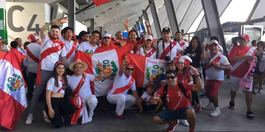 Peruanische Fussballfans aus ganz Europa sind nach St.Gallen in den kybunpark geströmt.