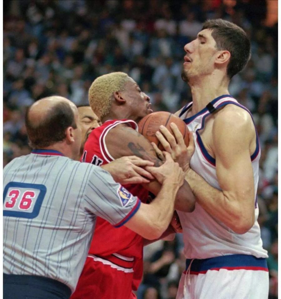 Furchtlos: Dennis Rodman ist 2.01m gross. Auch Gheorghe Muresan steht mit beiden Füssen auf dem Boden.