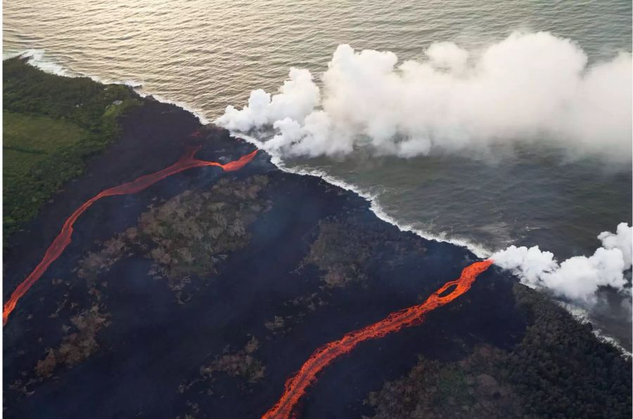 Die Lava des Vulkans Kilauea fliesst ins Meer.