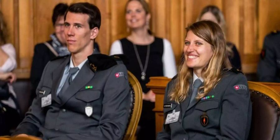 An Ramon Zenhäusern und Denise Feierabend hat Bundesrat Parmelin gleich doppelt Freude: Sie haben in Pyeongchang Medaillen gewonnen und sind Sportsoldaten.