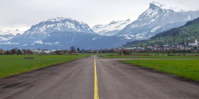 Der Flughafen Buochs NW hat ein Problem mit Schwänen. Der Flughafen Buochs NW hat ein Problem mit Schwänen.