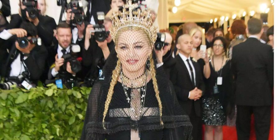 Madonna im Kostüm von Jean-Paul Gaultier mit Kreuz-Diadem.