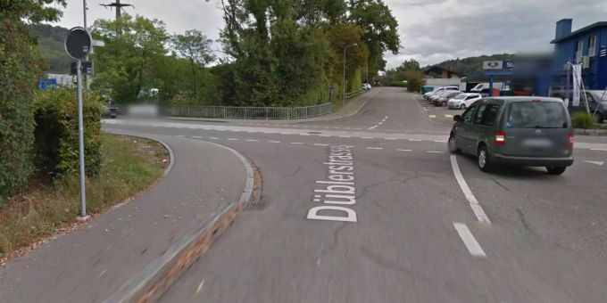Gleich nach dieser Kurve, die von der Dübenstrasse in Richtung Liestal führt, kam es zum Unfall. Gleich nach dieser Kurve, die von der Dübenstrasse in Richtung Liestal führt, kam es zum Unfall.