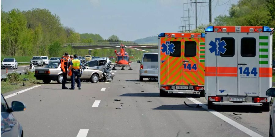 Eine Frau wurde beim Unfall auf der A7 so schwer verletzt, dass sie noch auf der Unfallstelle verstarb.