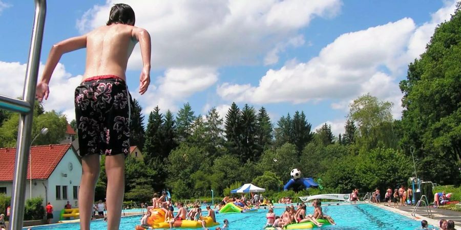 Ein plötzlicher Sprung ins kalte Wasser versetzt den Körper in eine Stresssituation.