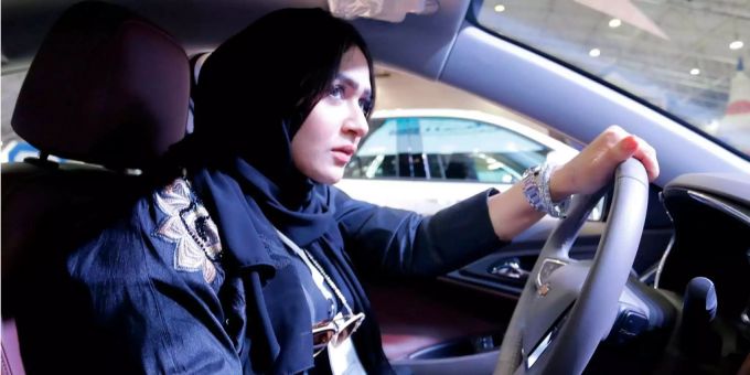 Dieses Bild dürfte ab dem 24. Juni in Saudi-Arabien vermehrt zu sehen sein: Auto fahren soll auch Frauen erlaubt werden. Dieses Bild dürfte ab dem 24. Juni in Saudi-Arabien vermehrt zu sehen sein: Auto fahren soll auch Frauen erlaubt werden.