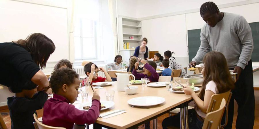 27 Schülerinnen und Schüler besuchen den Mittagstisch im Oberstufenzentrum Mett-Bözingen, Copyright Stadt Biel