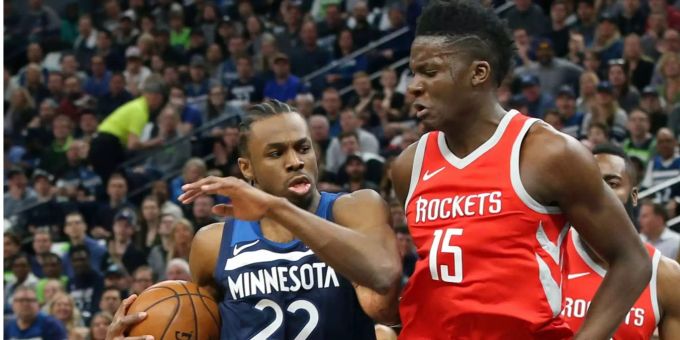 Clint Capela (r.) wird ab 22. Dezember wieder in der NBA zu sehen sein. NBA