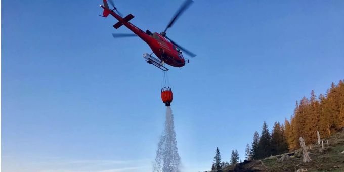 Blumenstein BE - Helikopter löscht Waldbrand