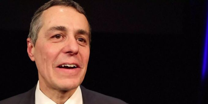 Ignazio Cassis verrät, dass er soeben ein neues Sofa gekauft habe. Ignazio Cassis verrät, dass er soeben ein neues Sofa gekauft habe.