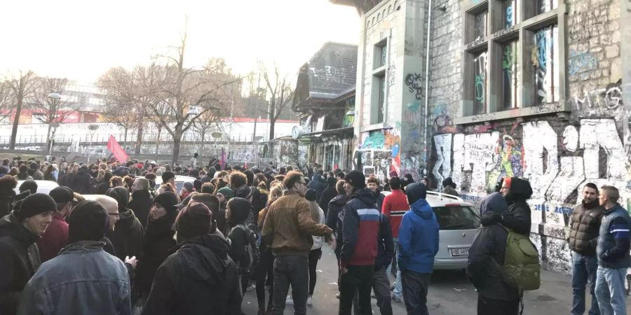 Das Ende der ruhigen Demonstration findet da statt, wo das Berner Rebellentum meist seinen Anfang nimmt: Vor dem Rössli.