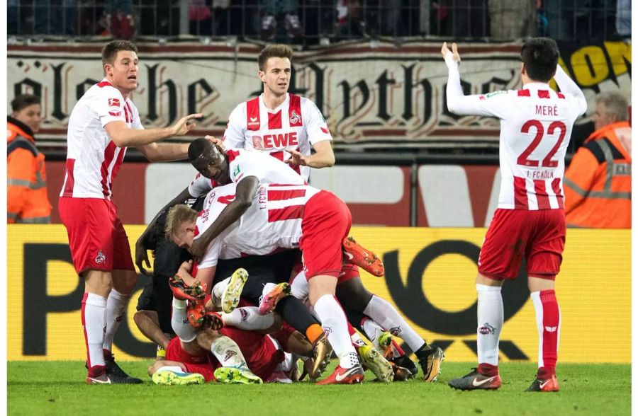 Totgeglaubte leben länger: Der 1. FC Köln gewinnt ein packendes Derby gegen Mönchengladbach in der letzten Minute und verkürzt damit den Abstand auf den Vorletzten Hamburg auf sechs Punkte. Nächste Woche kommt es zwischen den beiden Teams zum Direktduell. Ein Sieg würde die «Geissböcke» endgültig zurück ins Rennen bringen.