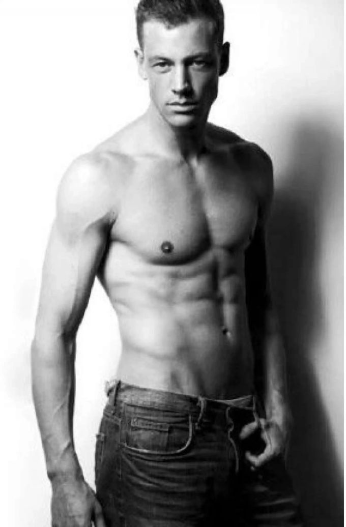 Model Ryan Locke wehrte sich gegen Testino. Model Ryan Locke wehrte sich gegen Testino.