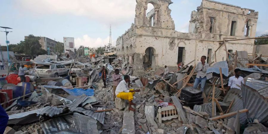 Nach zwei Explosionen liegt die somalische Hauptstadt Mogadischu in Trümmern.
